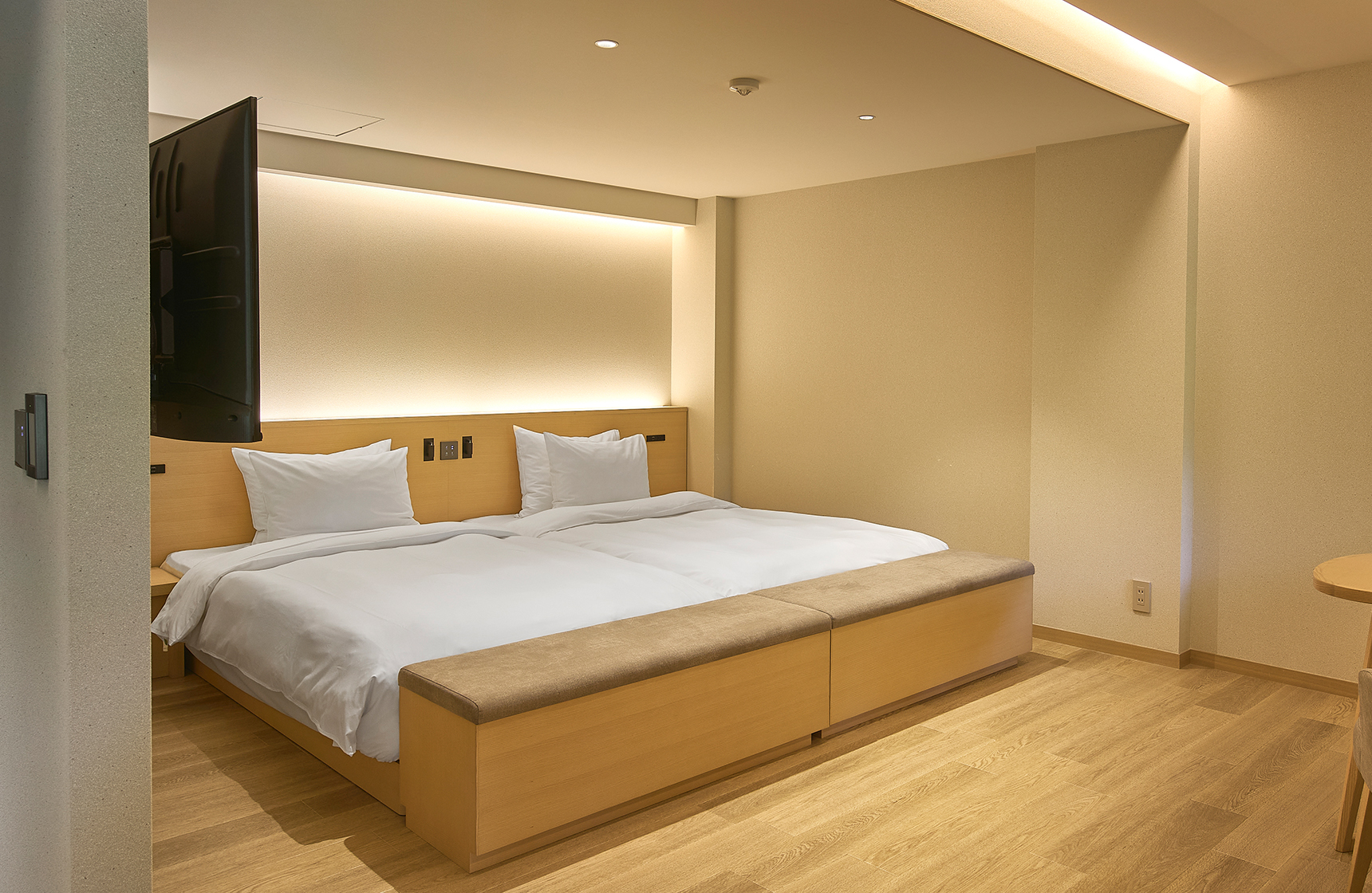 Image of the bed in the Deluxe River Twin Room