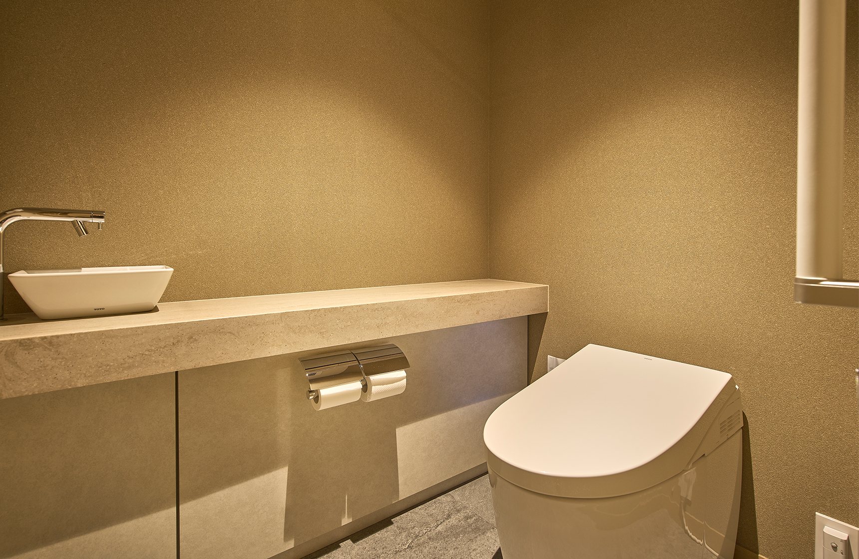 Deluxe River Twin Room Bathroom Image