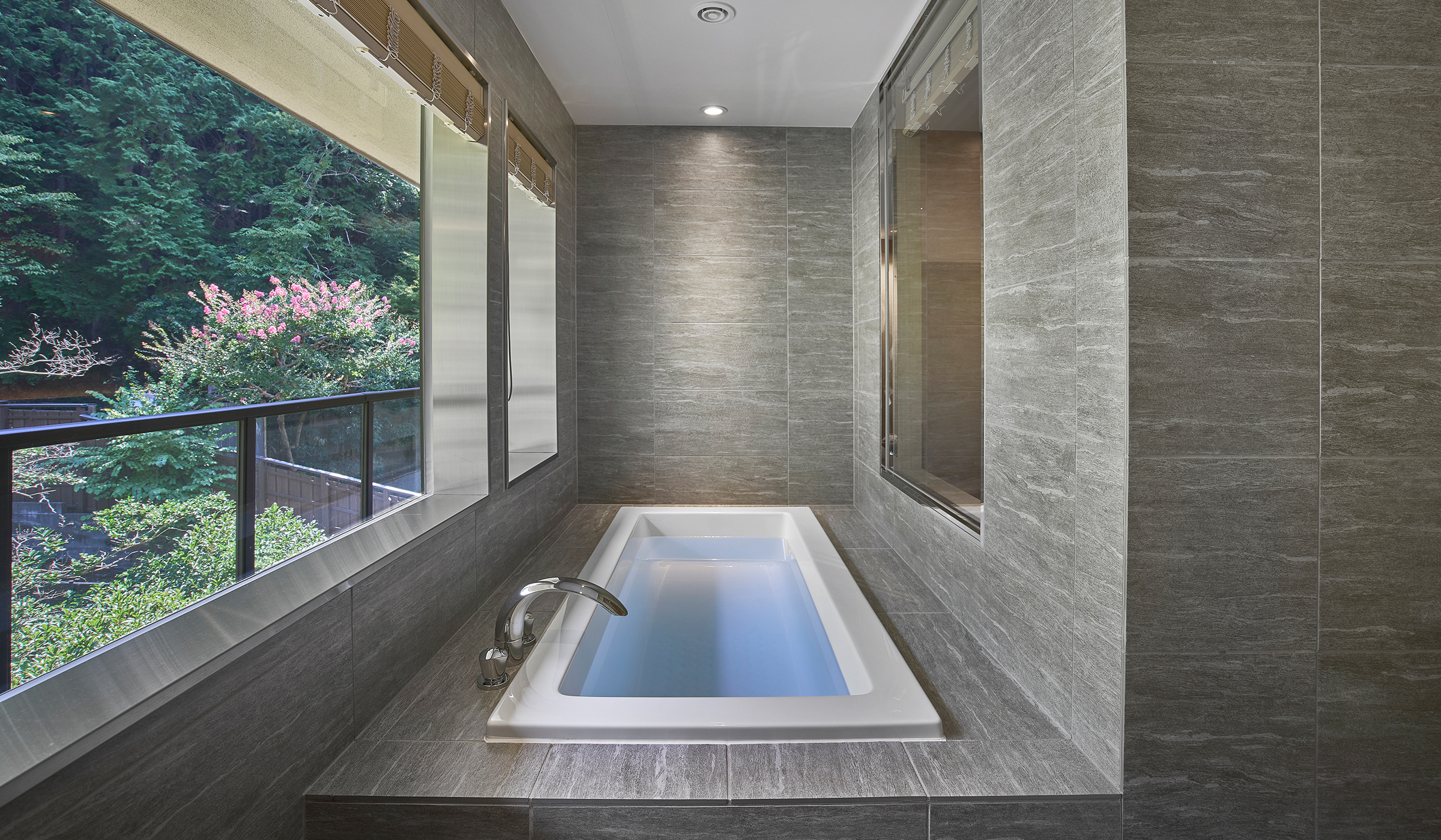 Executive Suite Twin Room Bathroom Image