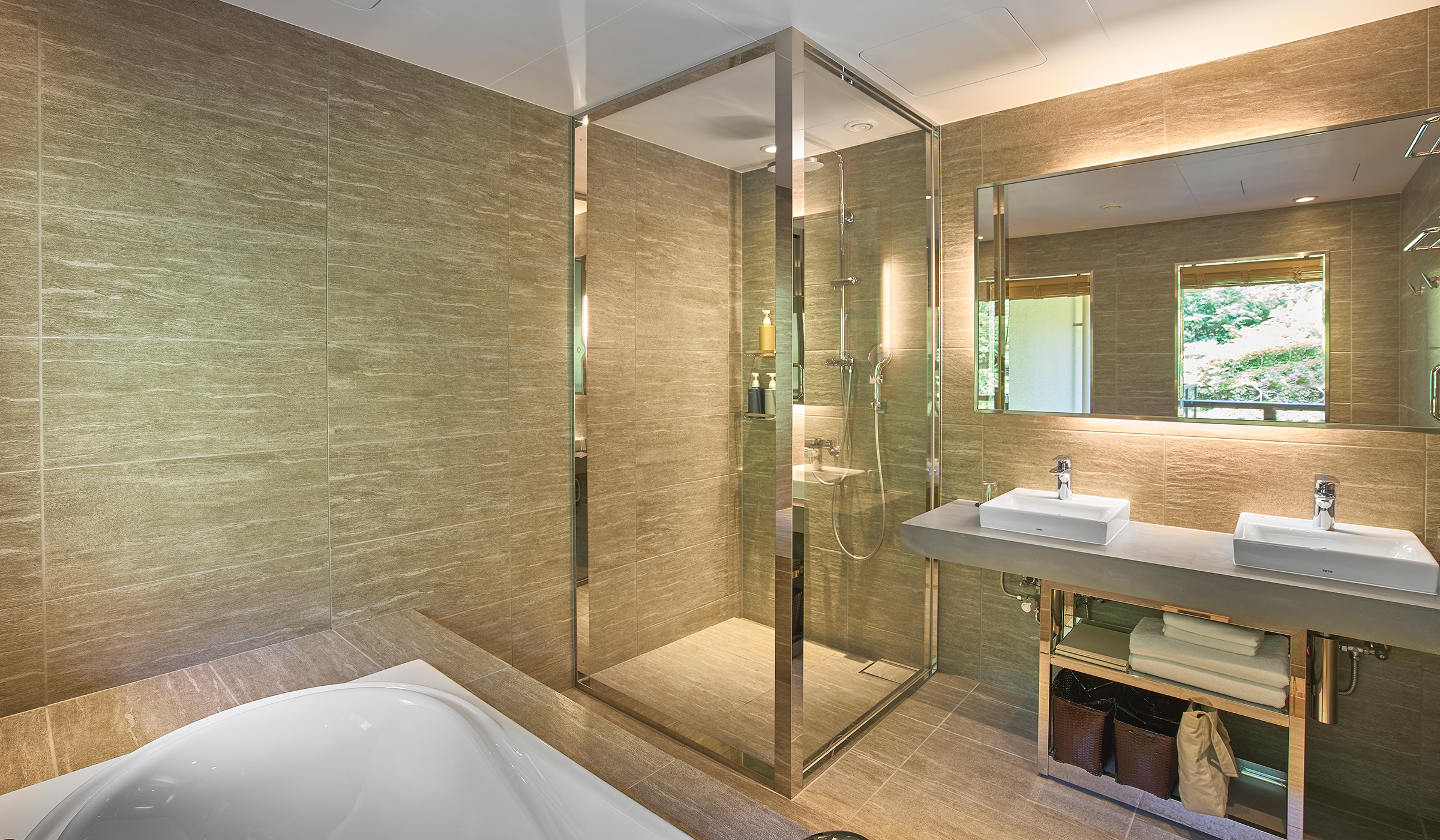 Junior Suite Garden Twin Room Bathroom Image