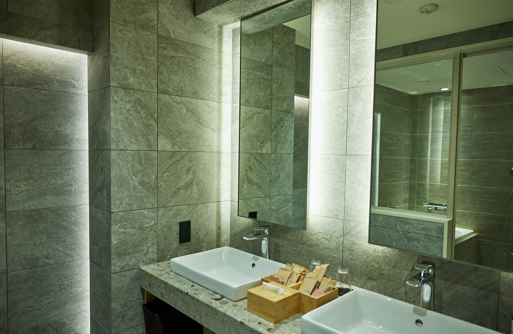 Junior Suite Twin Room Bathroom Image